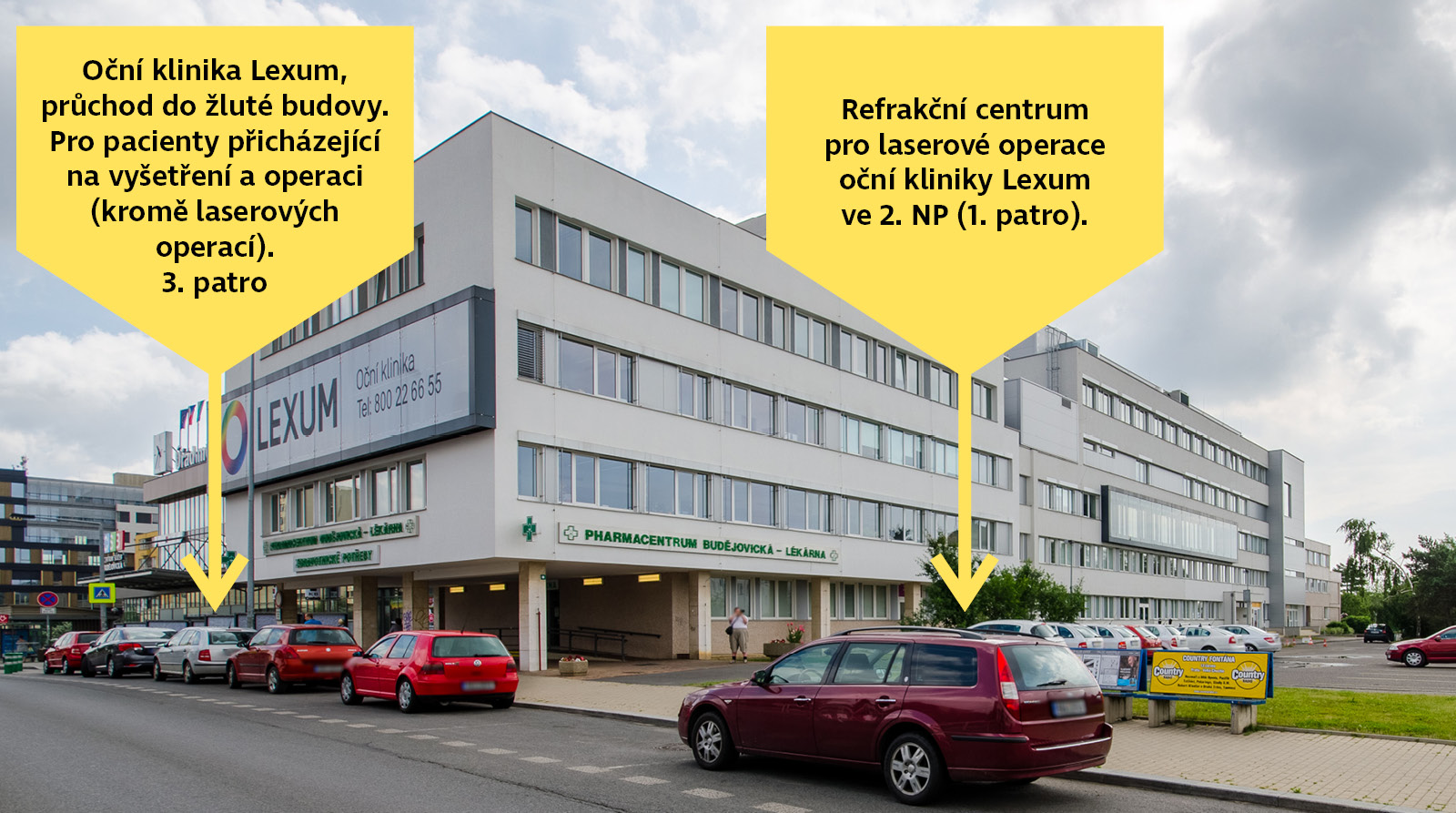 Budova oční kliniky Lexum s označením vstupů pro pacienty